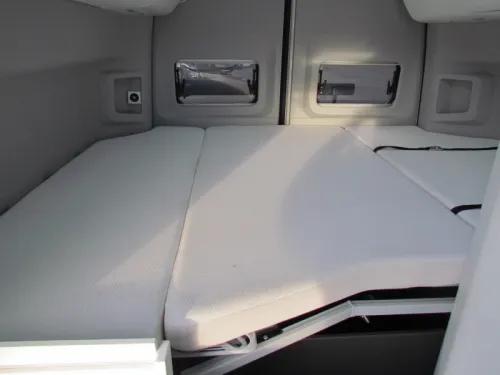 Volkswagen Grand California Querbett und Hubbett, Automaat Foto: 2