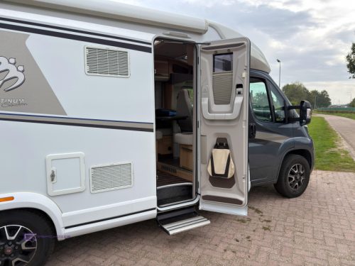 Knaus Sky TI 700 MX Queensbett Niveauregulierung Foto: 14