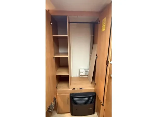 Hobby Excellent 470 UB U-shaped dinette transverse bed toilet photo: 4