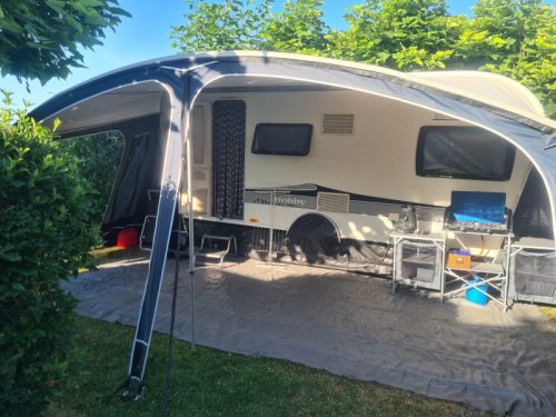 Hobby Excellent 490 KMF Unico avanc&eacute; y toldo foto: 19