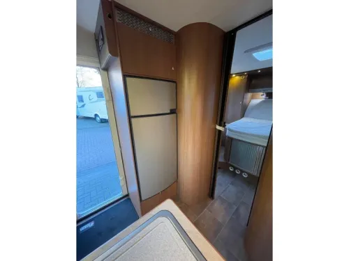 B&uuml;rstner Ixeo Plus 726 IT Queen bed Pop-top roof Air conditioning photo: 13