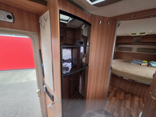 Hymer T 698 CL Queensbed, Omvormer etc.  foto: 8