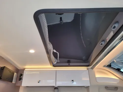B&uuml;rstner Eliseo 642 C 4 berths pop-top roof single beds photo: 20