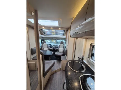 B&uuml;rstner Travel Van 690 G L&auml;ngsbetten Foto: 8