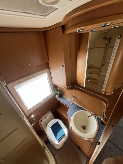 Laika Ecovip 715 SINGLE BEDS+POP-TOP ROOF MOTOR AIR CONDITIONING TOW HITCH photo: 12