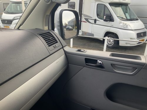 VW Westfalia California 2.5 TDi 130 HP, 5 Seats, 4 Berths, Electric pop-top roof / side door, Year of manufacture 2006 Motorhome Centrum On the Road at the Noorderringweg 4 in Marum. photo: 19