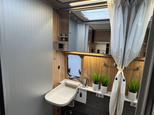 Hymer Yosemite 600 LITS JUMEAUX 160 ch Euro6 Fiat Ducato **Unique/Chauffage diesel/4 places assises/2x batterie auxiliaire/Store/1er propri&eacute;taire/Seulement photo: 18