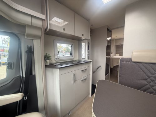 B&uuml;rstner Lineo T 700 Active Euro 6 130 PS nur 2.287 km Queensbett Klimaanlage gro&szlig;e Garage Fliegenschutzt&uuml;r Kamera Apple Carplay Remis Plissee Foto: 14