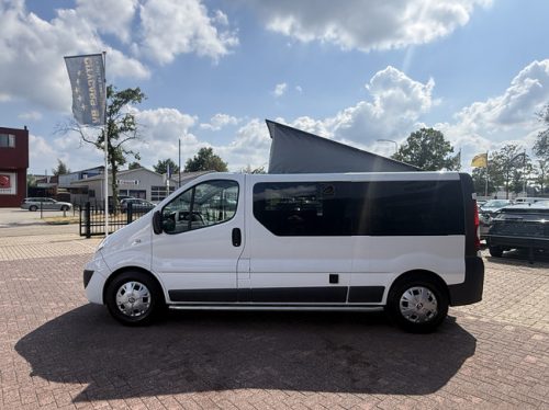 Renault traffic bus camper professionally converted pop-top air conditioning cruise control 2 berths awning Thule photo: 6