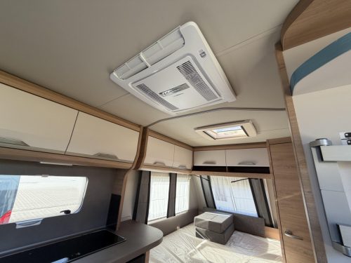Knaus Sudwind Black Selection 450 FU roof air conditioning / French bed photo: 7