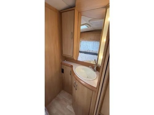Hobby De luxe Easy 460 UFE franz&ouml;sisches Bett Rundsitzgruppe Toilette Foto: 10