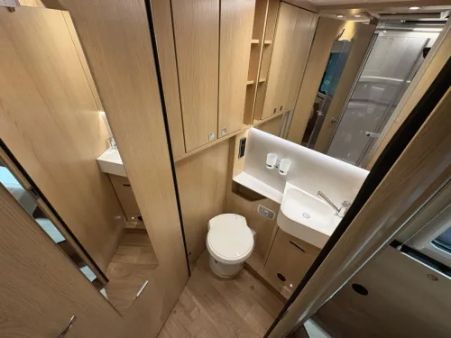 Hymer BMC-T 690 automatic / queen bed  photo: 13