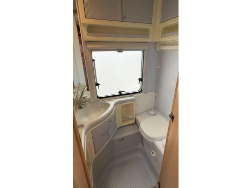 Fendt Saphir 470 F transverse bed dinette toilet photo: 5