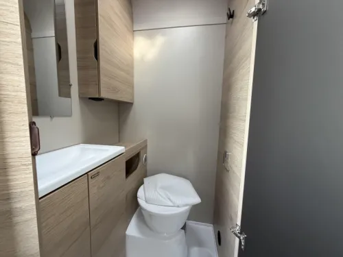 Weinsberg CaraOne Edition HOT 390 QD Sitzgruppe vorne / Querbett  Foto: 9