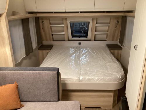 Hobby De Luxe 460 SFF Freestanding bed/Shower photo: 3