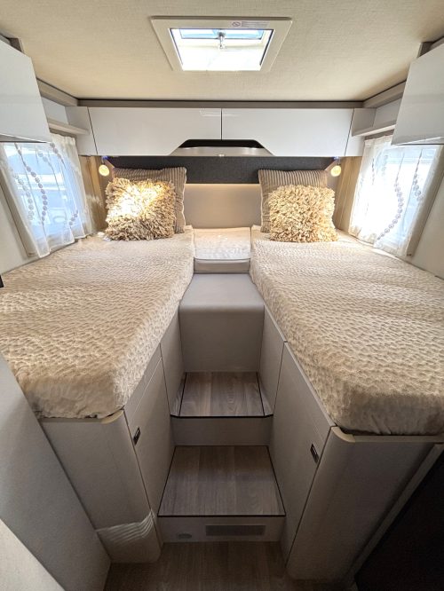Hymer T 585 S MERCEDES AUTOMAAT ENKELE BEDDEN HEFBED 6200KM! Foto: 2