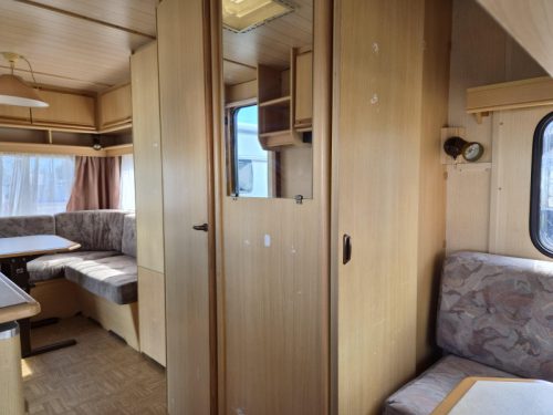 LMC Luxus 490 P Awning - Fold-over bed  photo: 14