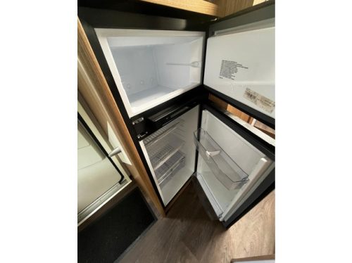 Autocaravana Perfilada Carado T 338 | Control de crucero | Toldo | C&aacute;mara de marcha atr&aacute;s | Ducha | WC | 4 Plazas para dormir | TV con sat&eacute;lite autom&aacute;tico foto: 16