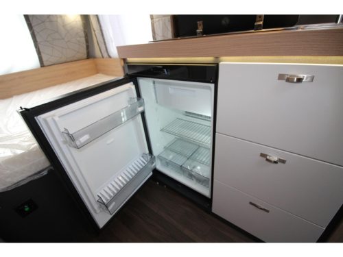 Knaus Sport 420 QD Transverse bed & spacious kitchen! photo: 12