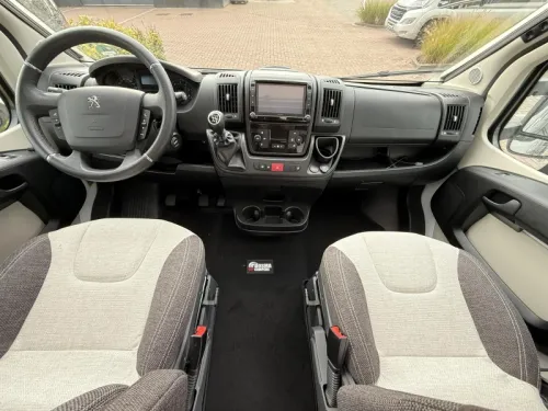 Weinsberg CaraCompact Pepper 600 Single beds 44000 km AC photo: 8