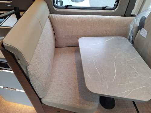 Hymer B-MC I 680 OVERHEAD CABINETS INSTEAD OF PULL-DOWN BED! photo: 5