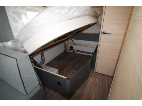 Fendt Apero Activ 390 FH French bed & end kitchen! photo: 17