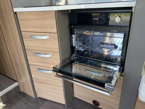 Adria Matrix Plus 670 DL SINGLE BEDS+LIFT BED photo: 17