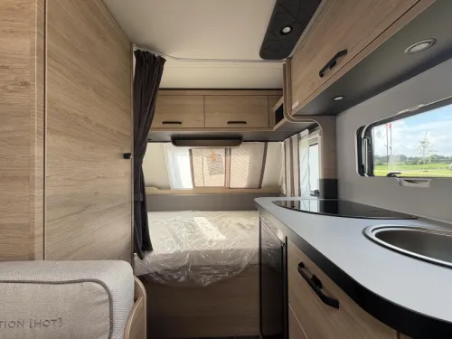 Weinsberg CaraOne Edition HOT 390 QD Sitzgruppe vorne / Querbett  Foto: 10