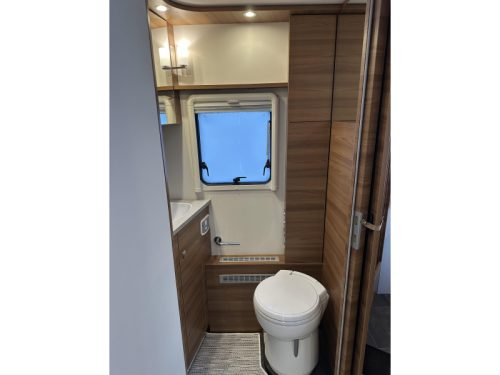 Dethleffs Globetrotter 7850 XLI DBM Premium, Upper cabinets photo: 19