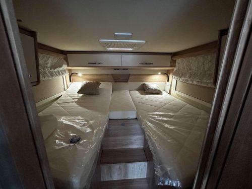 Eura Mobil Integra Line 720 EF Upper cabinets iplv drop-down bed photo: 17