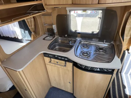 Dethleffs Camper 450 DB frans bed rondzit toilet  foto: 5