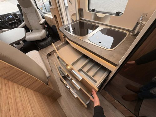Hymer Exis-i 580 No Drop-down Bed - 1st owner photo: 10