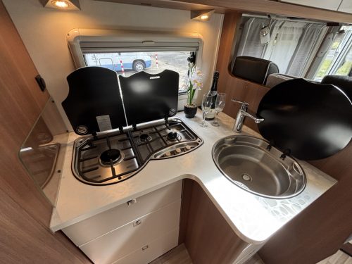 LMC Explorer SportLine 745 con cama de matrimonio y techo elevable, 2 paneles solares foto: 8