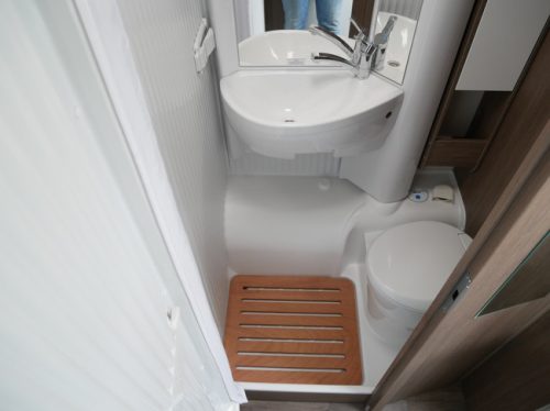 Carado V337, Single beds, 900 kg payload, XL Garage photo: 15