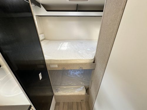 McLouis Glamys 320 NEW 8-Berth Overcab 140HP photo: 18