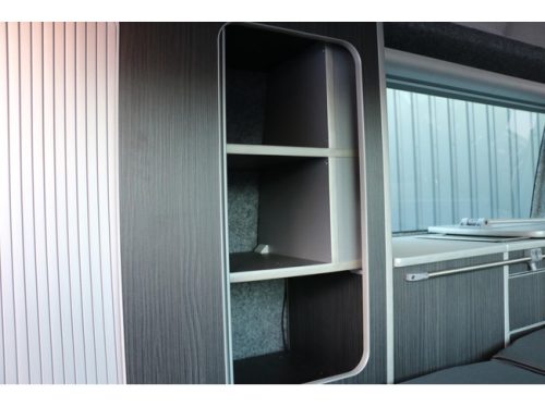 Fourgon am&eacute;nag&eacute; Volkswagen Transporter TDI 150ch Automatique T6 | Climatisation | Si&egrave;ges chauffants | Vitres &eacute;lectriques | 4 couchages | nouvel int&eacute;rieur | R&eacute;frig&eacute;rateur + cong&eacute;lateur | photo : 17