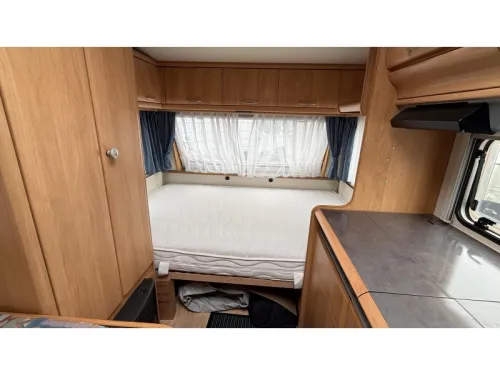 Hobby De Luxe 400 SB dinette fixed bed toilet photo: 10