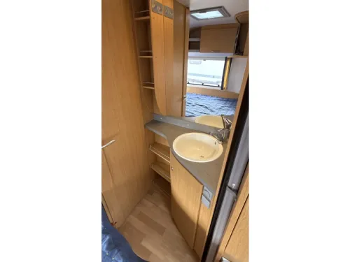 Knaus Sudwind 450 FU French bed dinette toilet photo: 10