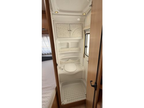 Hobby Excellent Easy 460 UFE franz&ouml;sisches Bett Rundsitzgruppe Toilette Foto: 12