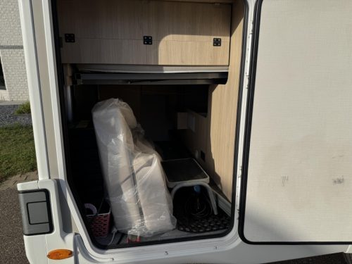 Chausson Titanium VIP 788 Queensbed no pop-top roof photo: 8