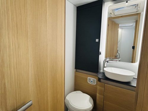 Adria MATRIX 670 SL Axess Lits jumeaux, plancher enti&egrave;rement plat, 5 places ceintur&eacute;es photo : 20