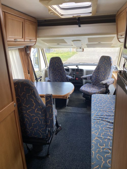 Hymer B 584 2.8 JTD 128 Pk Integral, Drop-down bed front, Long bench, 3 Swivel seats, End kitchen etc. Year 2002. B 584 Marum photo: 17