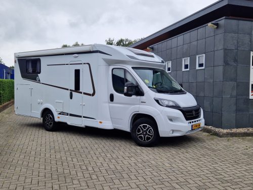 Etrusco T6900 SB with single beds and electric drop-down bed &ndash; 4 berths &ndash; automatic