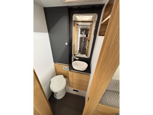 Adria Matrix Plus 670 DL Automaat + Hefbed  foto: 13