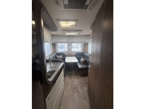 Eriba T 820 (TOURING 820) full options EP level systeem lengte bedden XT mover Truma zonnepanelen 2x dakairco Dometic elktr schotel foto: 18