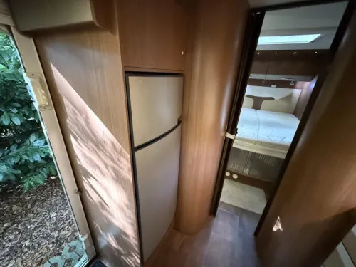 B&uuml;rstner Ixeo Plus 726 IT Queen bed Pop-top roof Air conditioning photo: 12