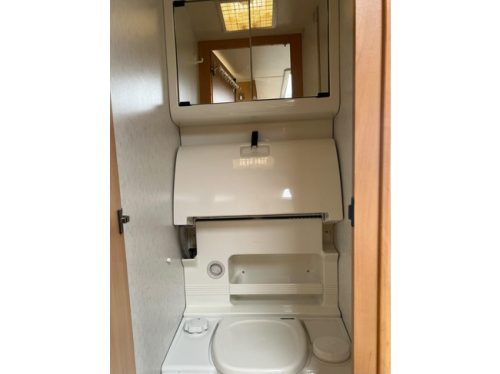 Hobby De Luxe 400 SF | Awning | Bike rack | Mover Semi Automatic | Fixed bed | Dinette (Train seat) | Tempo 100 | Shock absorbers photo: 8