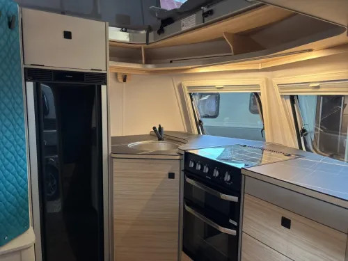 Eriba Touring 620 Harbour Blue Pop-top roof  photo: 3