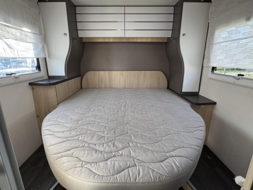 Chausson Titanium VIP 788 Queensbed no pop-top roof photo: 12
