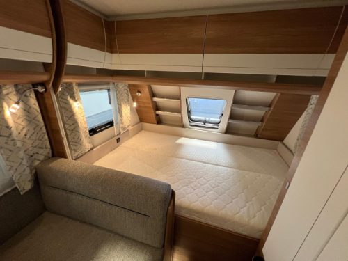 Hobby De Luxe 490 KMF awning bunk bed bicycle photo: 2